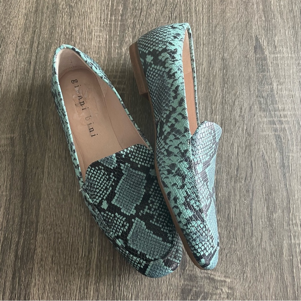 NWOT Gianni Bini Snake Print Flats size 9.5